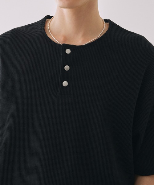 LUENNA（ルエナ）の「【LUENNA】Thermal Henley Neck T-Shirt / サーマルヘンリーネックTシャツ（Tシャツ/カットソー・メンズ・グレー/ブラック・S/M/L）」の18枚目の写真