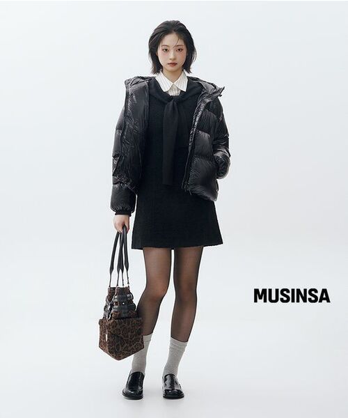 MUSINSA STANDARD WOMAN（ムシンサスタンダードウーマン）の「[シティレジャー] ウィメンズシアリップストップフーデッドダウンショートパディングジャケット [ブラック]（ダウンジャケット/コート・レディース・その他・SMALL/MEDIUM/LARGE/X-SMALL）」の15枚目の写真