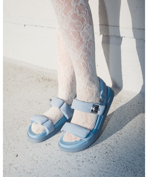 STEVE MADDEN（スティーブマデン）の「ストラップ付パフィーサンダル/S.MADDEN MONAT-XS（サンダル・レディース・アイボリー/ベージュ/ブラック/ブルー・23.5-24/23.5cm/23.0cm/22.5cm/24.5cm/24.0cm）」の4枚目の写真