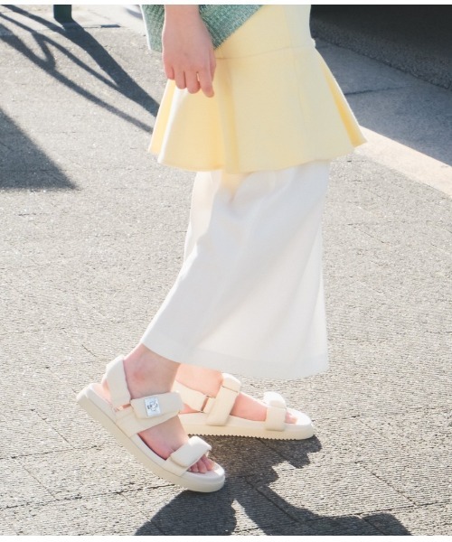 STEVE MADDEN（スティーブマデン）の「ストラップ付パフィーサンダル/S.MADDEN MONAT-XS（サンダル・レディース・アイボリー/ベージュ/ブラック/ブルー・23.5-24/23.5cm/23.0cm/22.5cm/24.5cm/24.0cm）」の5枚目の写真