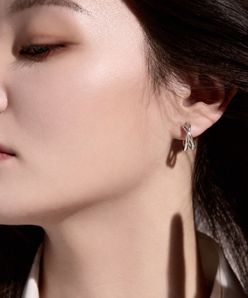 Lyvi(ライビィ)の「Layered Arc Hoop Pierce / 金属アレルギー対応(ピアス(両耳用)・レディース・シルバー/ゴールド・FREE)」の5枚目の写真
