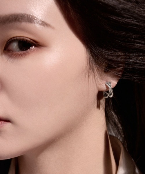 Lyvi(ライビィ)の「Layered Arc Hoop Pierce / 金属アレルギー対応(ピアス(両耳用)・レディース・シルバー/ゴールド・FREE)」の6枚目の写真