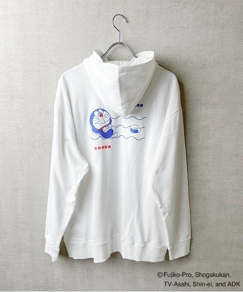 TETERA(テテラ)の「●TETERA×ドラえもん●UNISEX KIDS PULL SAUNA PARKA / ドラえもんプリント シャイニー加工 プルオーバー パーカー tete22-014,tete22-014-k(パーカー・レディース・グレー/オフホワイト/スミクロ・XL/L/110)」の2枚目の写真