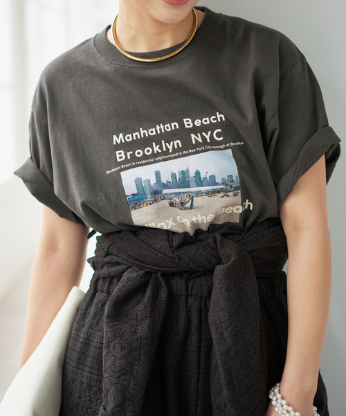 Spick & Span(スピックアンドスパン)の「ANGE IN DISGUISE/アンジ イン ディスガイズ Manhattan Beach Brooklyn(Tシャツ/カットソー・レディース・ホワイト/ブラック系その他・MEDIUM)」の2枚目の写真