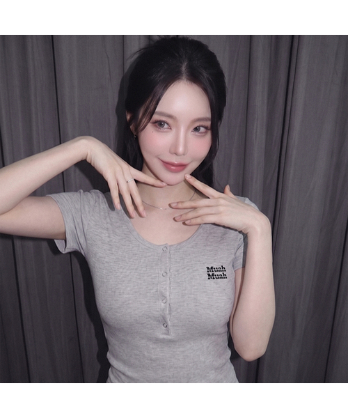muahmuah（ムーアムーア）の「ヘンリーネック半袖Tシャツ[6色]（Tシャツ/カットソー・レディース・アイボリー/ブラック/カーキ/ブラウン/オートミール/グレー・FREE）」の3枚目の写真