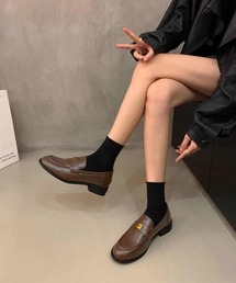 Songe（ソンジュ）の「フェイクレザーゴールドチャームローファー（ローファー）」