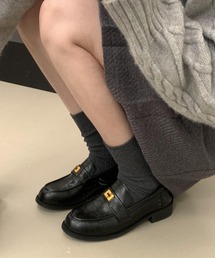 Songe（ソンジュ）の「フェイクレザーゴールドチャームローファー（ローファー）」