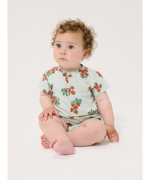 BOBO CHOSES(ボボショーズ)の「Juicy Tomatoes all over playsuit(ロンパース・キッズ・ライトブルー・12MONTH/18MONTH/24MONTH)」の1枚目の写真