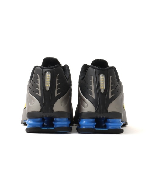 NIKE(ナイキ)の「NIKE SHOX R4 / ナイキ ショックス R4 【SP】(スニーカー・メンズ・シルバー・25.5cm/26.0cm/26.5cm/27.0cm/27.5cm/28.0cm/28.5cm/29.0cm)」の3枚目の写真