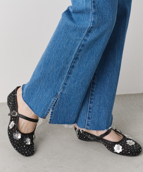 Unitage(ユニテージ)の「スパンコールフラワーモチーフミュール(パンプス・レディース・ブラック/シルバー・MEDIUM/LARGE)」の5枚目の写真