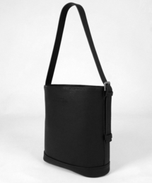 INNEQ（イネク）の「Alyssa_Embossed Black_lettering（メッセンジャーバッグ）」