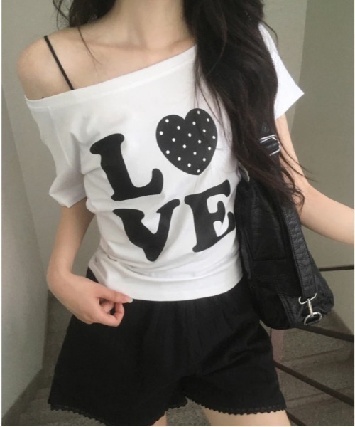 gossip!ロサンゼルス(ゴシップロサンゼルス)の「Y2K LOVEドットロゴワンショルダーTシャツ オフショルダー トップス 韓国風(Tシャツ/カットソー・レディース・ホワイト/ブラック・M)」の2枚目の写真