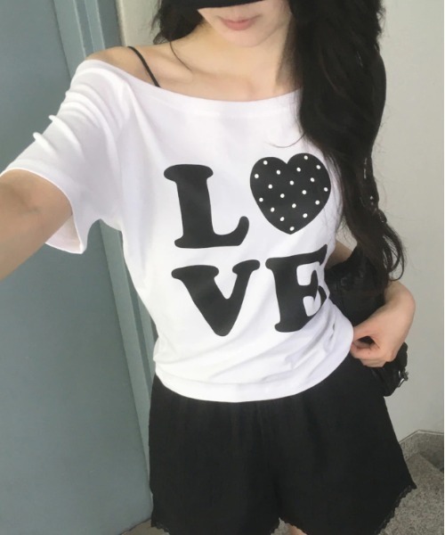 gossip!ロサンゼルス(ゴシップロサンゼルス)の「Y2K LOVEドットロゴワンショルダーTシャツ オフショルダー トップス 韓国風(Tシャツ/カットソー・レディース・ホワイト/ブラック・M)」の6枚目の写真