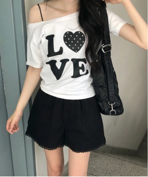 gossip!ロサンゼルス(ゴシップロサンゼルス)の「Y2K LOVEドットロゴワンショルダーTシャツ オフショルダー トップス 韓国風(Tシャツ/カットソー・レディース・ホワイト/ブラック・M)」の7枚目の写真