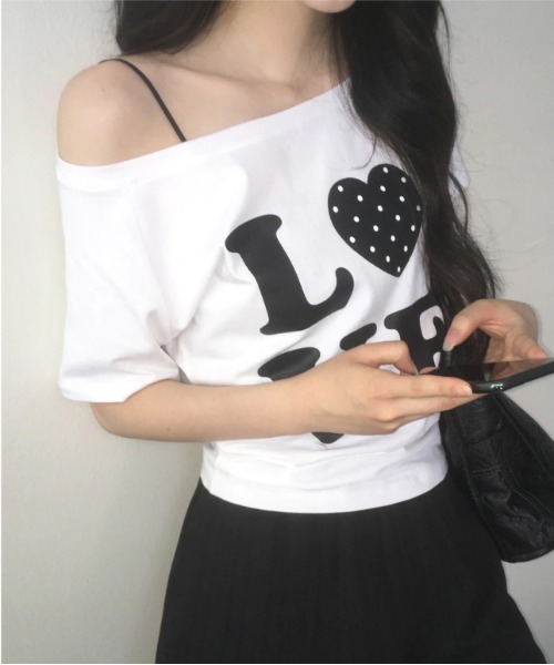 gossip!ロサンゼルス(ゴシップロサンゼルス)の「Y2K LOVEドットロゴワンショルダーTシャツ オフショルダー トップス 韓国風(Tシャツ/カットソー・レディース・ホワイト/ブラック・M)」の12枚目の写真