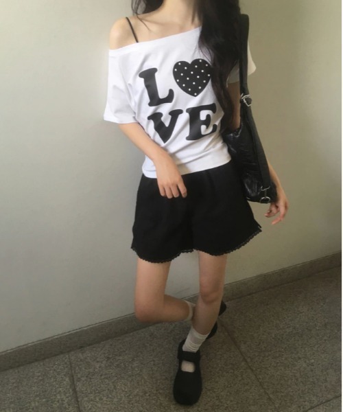 gossip!ロサンゼルス(ゴシップロサンゼルス)の「Y2K LOVEドットロゴワンショルダーTシャツ オフショルダー トップス 韓国風(Tシャツ/カットソー・レディース・ホワイト/ブラック・M)」の10枚目の写真