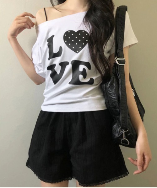 gossip!ロサンゼルス(ゴシップロサンゼルス)の「Y2K LOVEドットロゴワンショルダーTシャツ オフショルダー トップス 韓国風(Tシャツ/カットソー・レディース・ホワイト/ブラック・M)」の9枚目の写真