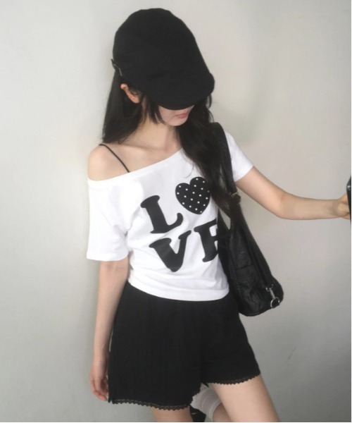 gossip!ロサンゼルス(ゴシップロサンゼルス)の「Y2K LOVEドットロゴワンショルダーTシャツ オフショルダー トップス 韓国風(Tシャツ/カットソー・レディース・ホワイト/ブラック・M)」の8枚目の写真