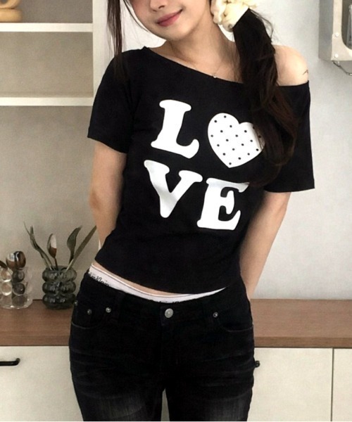 gossip!ロサンゼルス(ゴシップロサンゼルス)の「Y2K LOVEドットロゴワンショルダーTシャツ オフショルダー トップス 韓国風(Tシャツ/カットソー・レディース・ホワイト/ブラック・M)」の17枚目の写真