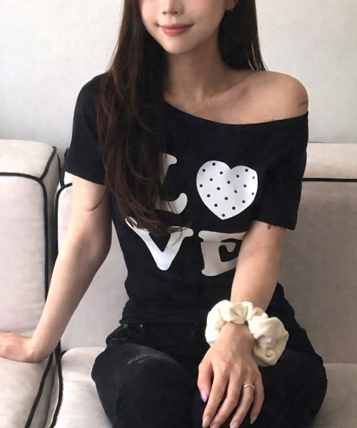 gossip!ロサンゼルス(ゴシップロサンゼルス)の「Y2K LOVEドットロゴワンショルダーTシャツ オフショルダー トップス 韓国風(Tシャツ/カットソー・レディース・ホワイト/ブラック・M)」の15枚目の写真
