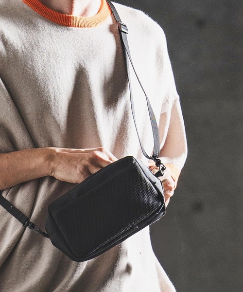 GLIMCLAP(グリムクラップ)の「mko13585- Nylon Fabric Compact Body Pack ボディパック(202-048-gls-cg)(ボディバッグ/ウエストポーチ・メンズ・ベージュ系その他/ネイビー/ブラック/カーキ・FREE)」の2枚目の写真