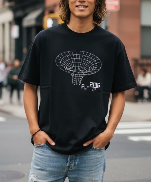 Cotton Expressions(コットンエクスプレッションズ)の「DESIGN TEE/【Cotton Expressions】ブラックホール & マクスウェル方程式 デザインTシャツ / グラフィックTシャツ ユニセックス オーバーサイズ(Tシャツ/カットソー・メンズ・ブラック・X-LARGE/LARGE/MEDIUM)」の1枚目の写真
