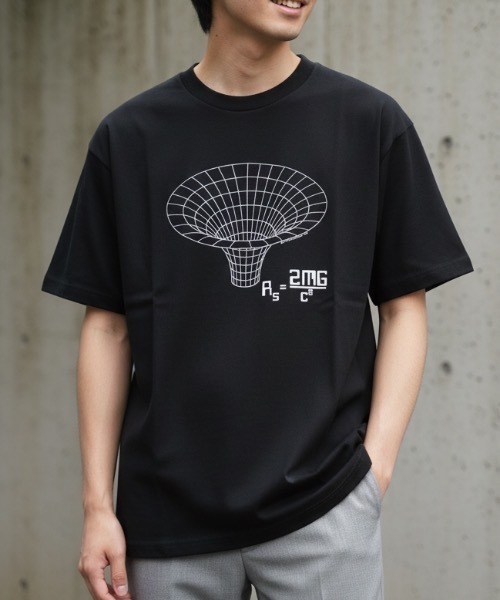 Cotton Expressions(コットンエクスプレッションズ)の「DESIGN TEE/【Cotton Expressions】ブラックホール & マクスウェル方程式 デザインTシャツ / グラフィックTシャツ ユニセックス オーバーサイズ(Tシャツ/カットソー・メンズ・ブラック・X-LARGE/LARGE/MEDIUM)」の4枚目の写真