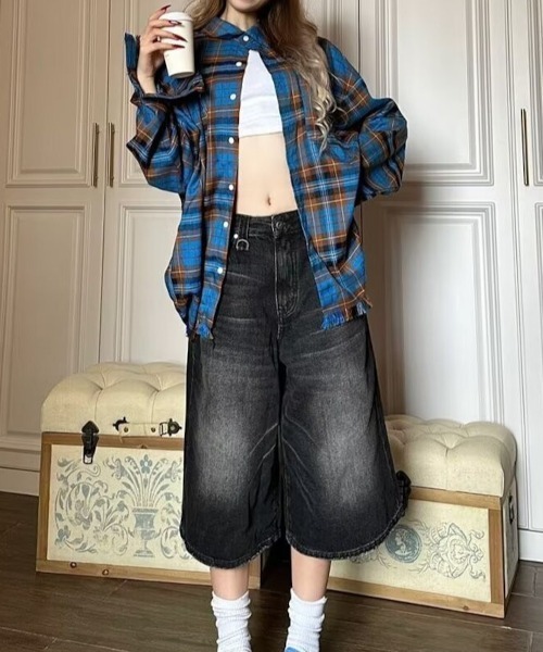 tunee(チュニー)の「【MASHIRO】スーパービッグサイズデニムハーフワイドパンツ/Dカン付き/ヴィンテージ風加工/Y2K (MA/EK97)(デニムパンツ・レディース・ブルー/ブラック・2/1)」の1枚目の写真