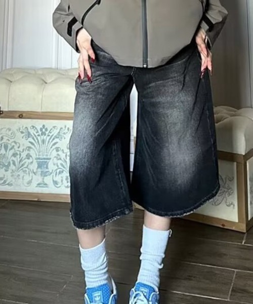 tunee(チュニー)の「【MASHIRO】スーパービッグサイズデニムハーフワイドパンツ/Dカン付き/ヴィンテージ風加工/Y2K (MA/EK97)(デニムパンツ・レディース・ブルー/ブラック・2/1)」の5枚目の写真
