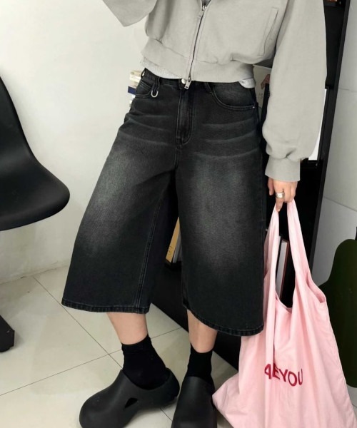 tunee(チュニー)の「【MASHIRO】スーパービッグサイズデニムハーフワイドパンツ/Dカン付き/ヴィンテージ風加工/Y2K (MA/EK97)(デニムパンツ・レディース・ブルー/ブラック・2/1)」の3枚目の写真