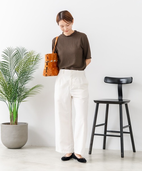 fort point(フォーポイント)の「【C-FORTPOINT/フォートポイント】【ひんやり接触冷感 二の腕カバー】カット楊柳 ハイネック5分袖Tシャツ 体型カバー 着痩せ きれいめ カジュアル 涼しい(Tシャツ/カットソー・レディース・サックスブルー/ダークブラウン/ベージュ/ライトパープル・MEDIUM/LARGE)」の8枚目の写真