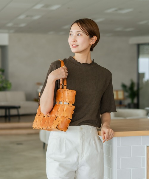 fort point(フォーポイント)の「【C-FORTPOINT/フォートポイント】【ひんやり接触冷感 二の腕カバー】カット楊柳 ハイネック5分袖Tシャツ 体型カバー 着痩せ きれいめ カジュアル 涼しい(Tシャツ/カットソー・レディース・サックスブルー/ダークブラウン/ベージュ/ライトパープル・MEDIUM/LARGE)」の13枚目の写真