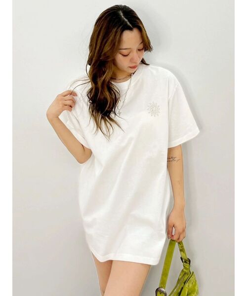 EVRIS(エヴリス)の「ラインストーングラフィック BIG Tシャツ(Tシャツ/カットソー・レディース・ホワイト/イエロー/パープル/ブラック・FREE)」の10枚目の写真