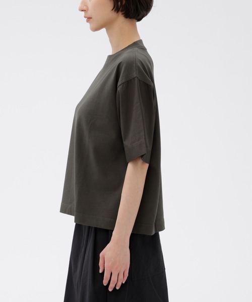 MHL.(エムエイチエル)の「GARMENT DYED COTTON JERSEY(Tシャツ/カットソー・レディース・ホワイト/グレー/ダークグリーン・2)」の4枚目の写真