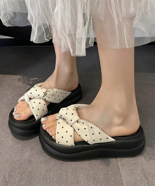 yuue' ( wear )（ユーイ）の「ドット柄クロスリボンベルト厚底サンダル（サンダル・レディース・アイボリー/ブラック・23.5cm/24.5cm）」の2枚目の写真