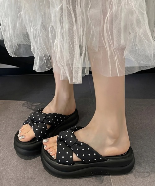 yuue' ( wear )（ユーイ）の「ドット柄クロスリボンベルト厚底サンダル（サンダル・レディース・アイボリー/ブラック・23.5cm/24.5cm）」の4枚目の写真