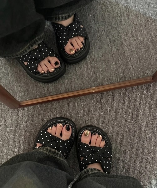 yuue' ( wear )（ユーイ）の「ドット柄クロスリボンベルト厚底サンダル（サンダル・レディース・アイボリー/ブラック・23.5cm/24.5cm）」の6枚目の写真