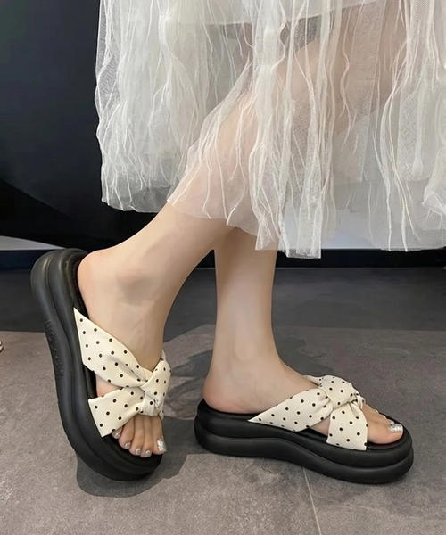 yuue' ( wear )（ユーイ）の「ドット柄クロスリボンベルト厚底サンダル（サンダル・レディース・アイボリー/ブラック・23.5cm/24.5cm）」の10枚目の写真