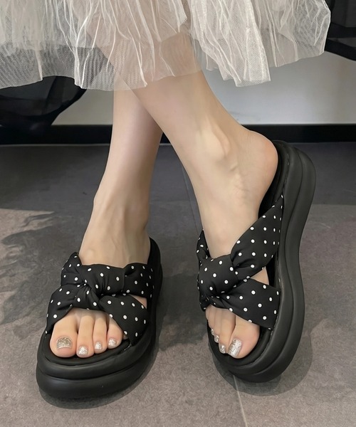 yuue' ( wear )（ユーイ）の「ドット柄クロスリボンベルト厚底サンダル（サンダル・レディース・アイボリー/ブラック・23.5cm/24.5cm）」の5枚目の写真