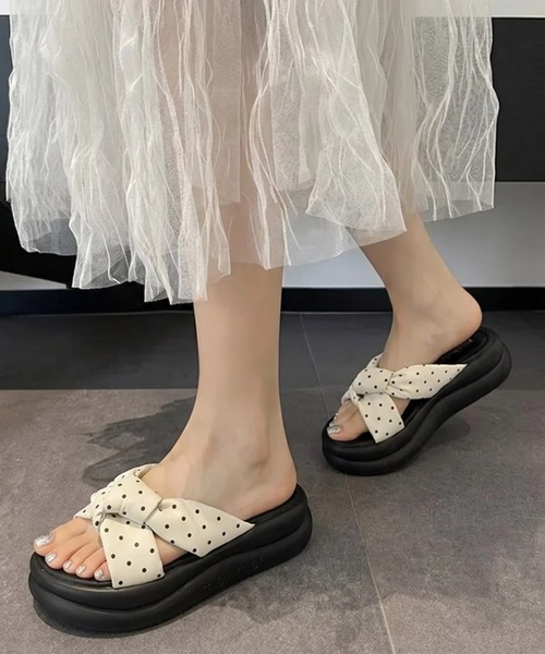 yuue' ( wear )（ユーイ）の「ドット柄クロスリボンベルト厚底サンダル（サンダル・レディース・アイボリー/ブラック・23.5cm/24.5cm）」の11枚目の写真