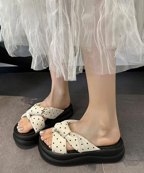yuue' ( wear )（ユーイ）の「ドット柄クロスリボンベルト厚底サンダル（サンダル・レディース・アイボリー/ブラック・23.5cm/24.5cm）」の16枚目の写真