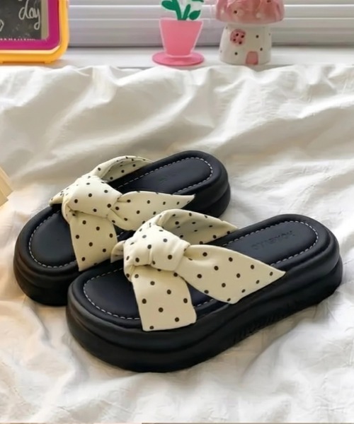 yuue' ( wear )（ユーイ）の「ドット柄クロスリボンベルト厚底サンダル（サンダル・レディース・アイボリー/ブラック・23.5cm/24.5cm）」の13枚目の写真
