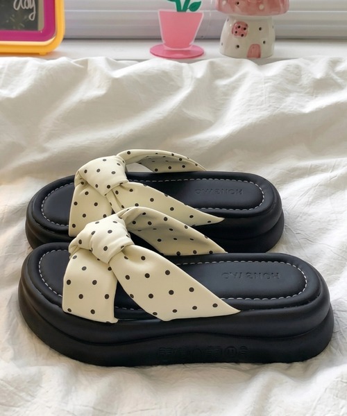 yuue' ( wear )（ユーイ）の「ドット柄クロスリボンベルト厚底サンダル（サンダル・レディース・アイボリー/ブラック・23.5cm/24.5cm）」の14枚目の写真