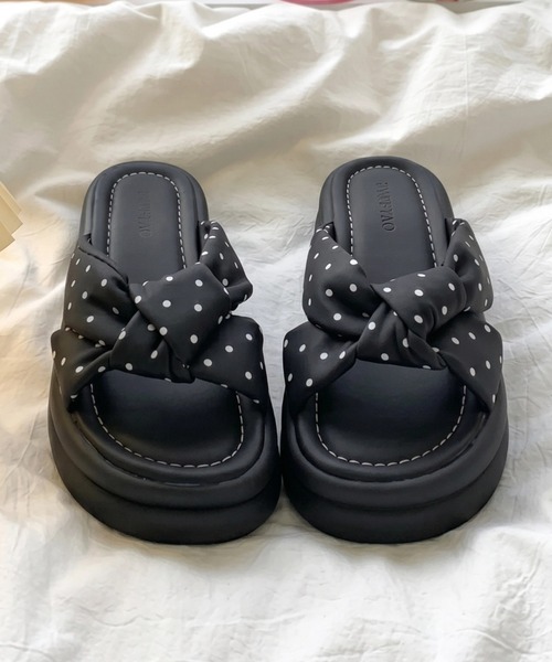 yuue' ( wear )（ユーイ）の「ドット柄クロスリボンベルト厚底サンダル（サンダル・レディース・アイボリー/ブラック・23.5cm/24.5cm）」の3枚目の写真