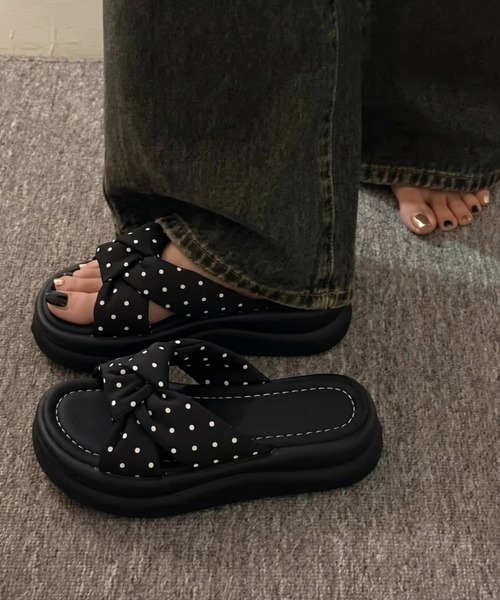 yuue' ( wear )（ユーイ）の「ドット柄クロスリボンベルト厚底サンダル（サンダル・レディース・アイボリー/ブラック・23.5cm/24.5cm）」の7枚目の写真