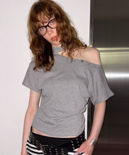 SHAGGIE(シャギー)の「ワンショルダーボタン付きドルマントップス(Tシャツ/カットソー・レディース・ホワイト/グレー/ブラック・FREE)」の3枚目の写真