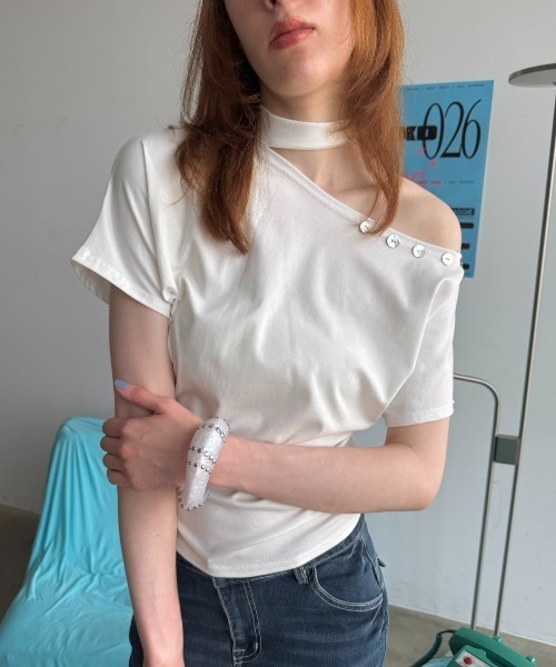SHAGGIE(シャギー)の「ワンショルダーボタン付きドルマントップス(Tシャツ/カットソー・レディース・ホワイト/グレー/ブラック・FREE)」の1枚目の写真