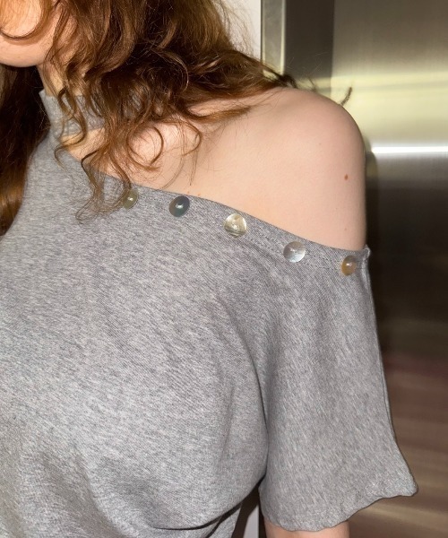 SHAGGIE(シャギー)の「ワンショルダーボタン付きドルマントップス(Tシャツ/カットソー・レディース・ホワイト/グレー/ブラック・FREE)」の15枚目の写真