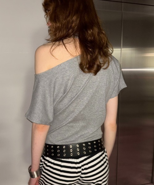 SHAGGIE(シャギー)の「ワンショルダーボタン付きドルマントップス(Tシャツ/カットソー・レディース・ホワイト/グレー/ブラック・FREE)」の14枚目の写真