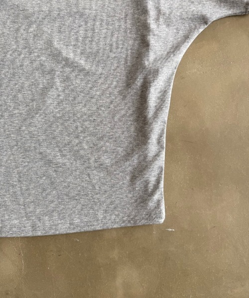 SHAGGIE(シャギー)の「ワンショルダーボタン付きドルマントップス(Tシャツ/カットソー・レディース・ホワイト/グレー/ブラック・FREE)」の4枚目の写真